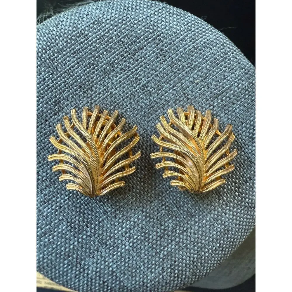 Vintage Leaf Gold Tone Clip Earring Statement Minimalist Cocktail Capsule